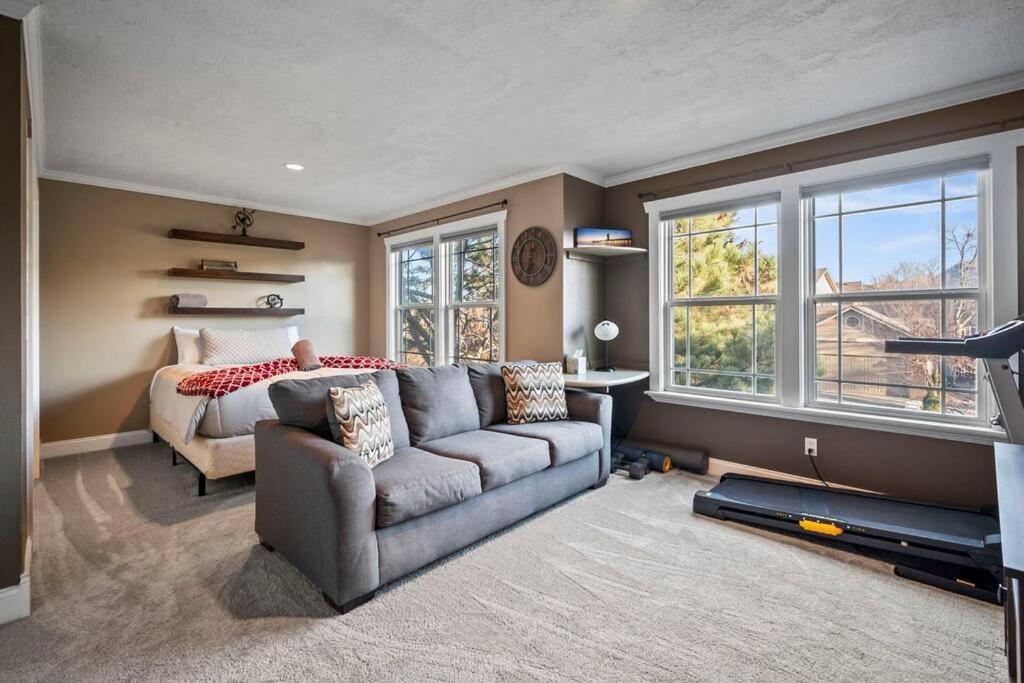 Pet-friendly, Flexible Extensions, Sleeps 10+ Colorado Springs