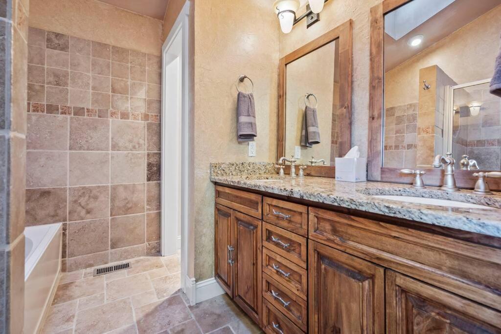 Casa de férias Pet-friendly, Flexible Extensions, Sleeps 10+ *